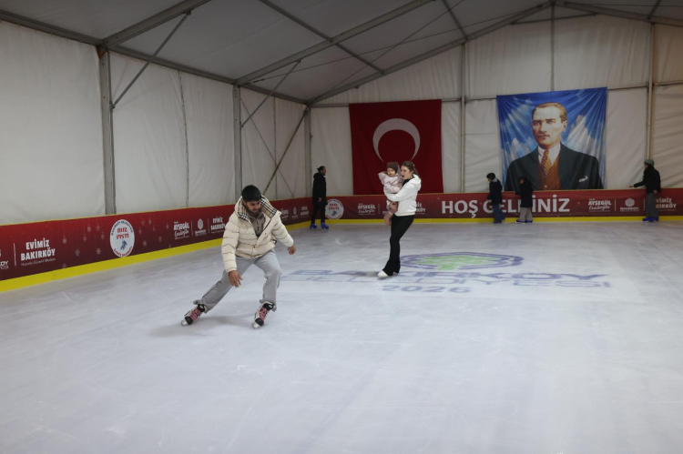 İstanbul Bakırköy'de buz pisti ara tatil gözdesi