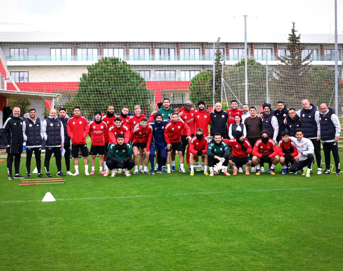 Antalyaspor’da Kalecinin Doğum Günü Sürprizi