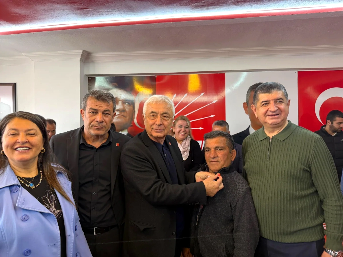 CHP Antalya’da Rozet Töreni: Yeni Üyeler Kucaklaştı