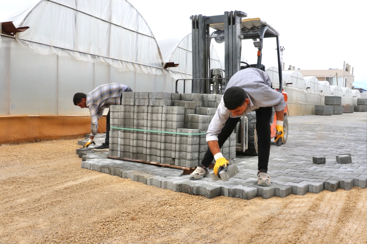 Kaş’ın Çavdır Mahallesi’nde Kilit Parke Taşı Döşeme Çalışmaları Sürüyor
