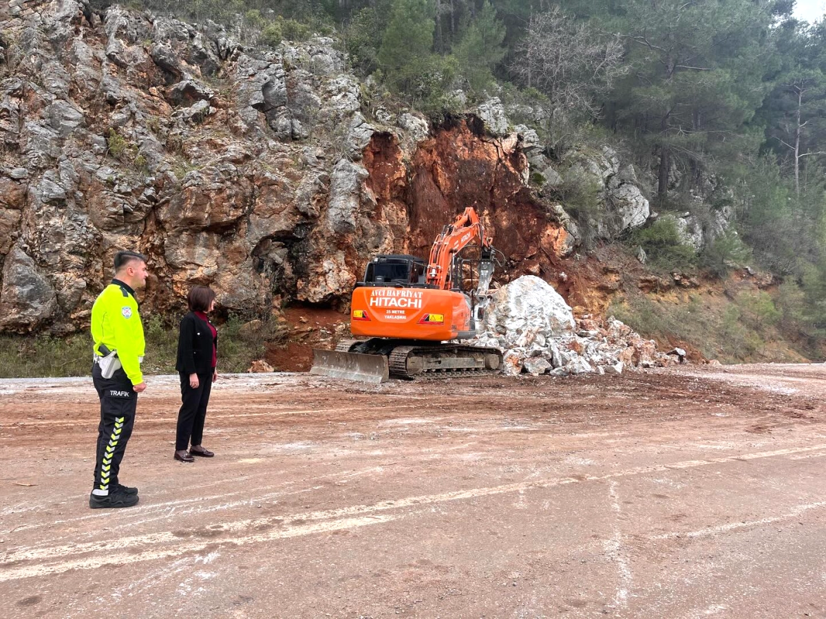 Manavgat-Akseki Yolunda Kaya Düşmesi: Yol Ne Zaman Açılacak?