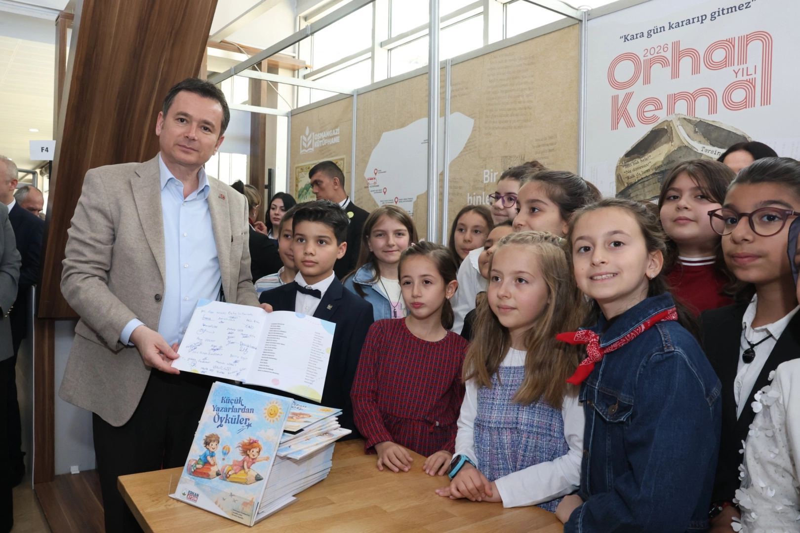 Başkan Erkan Aydın Kitap Fuarı’nda çocuk yazarlarla bir araya geldi