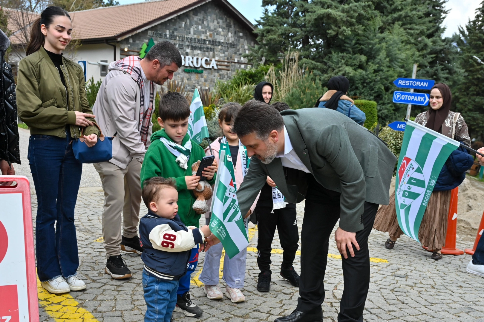 Bursa’da şampiyonluk evvelsi minik taraftar coşkusu