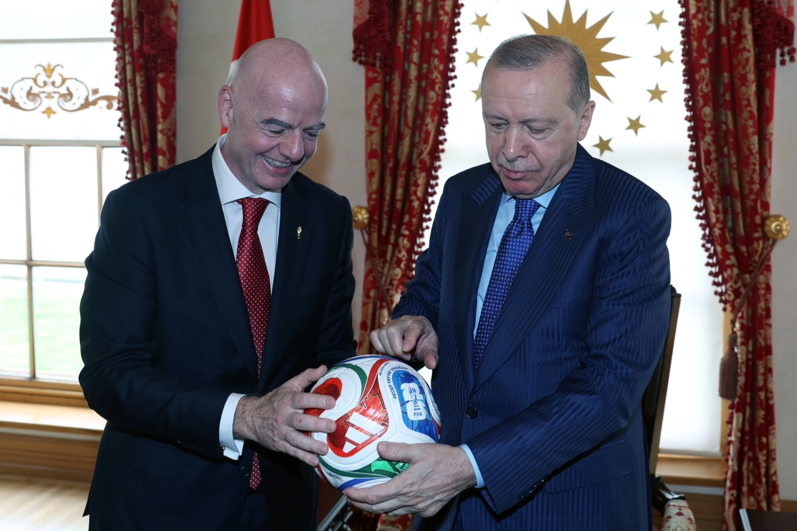Cumhurbaşkanı Erdoğan, FIFA Başkanı’nı Dolmabahçe’de onayladı