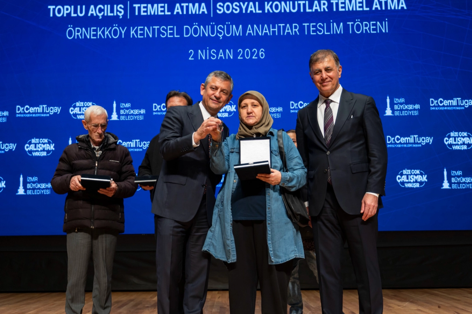 İzmir’de Dev Yatırım Hamlesi: Yüzlerce Projeye Açılış ve Temel Atıldı