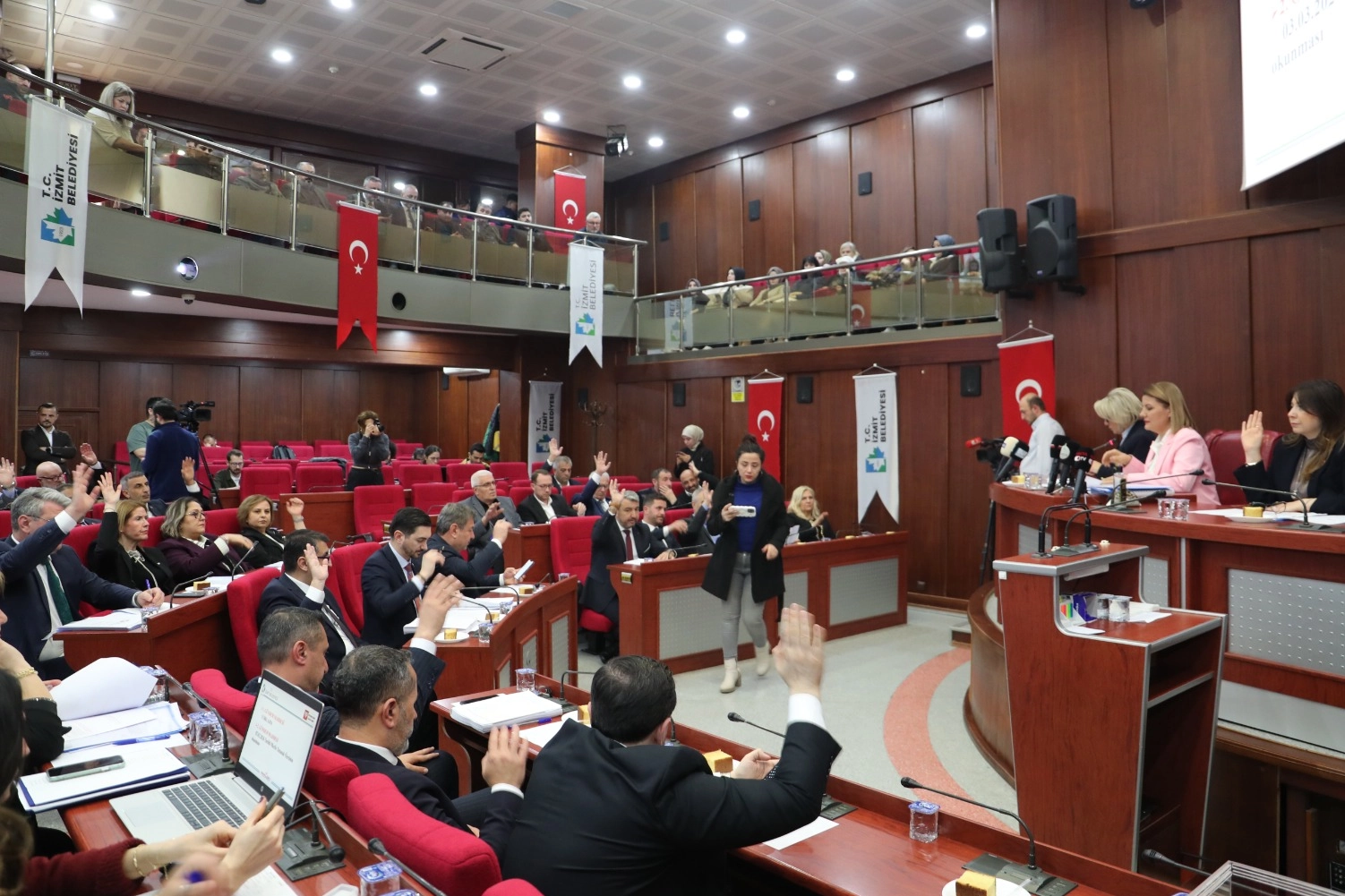 İzmit Belediyesi Meclisi’nde görev dağılımı artık uygulamada