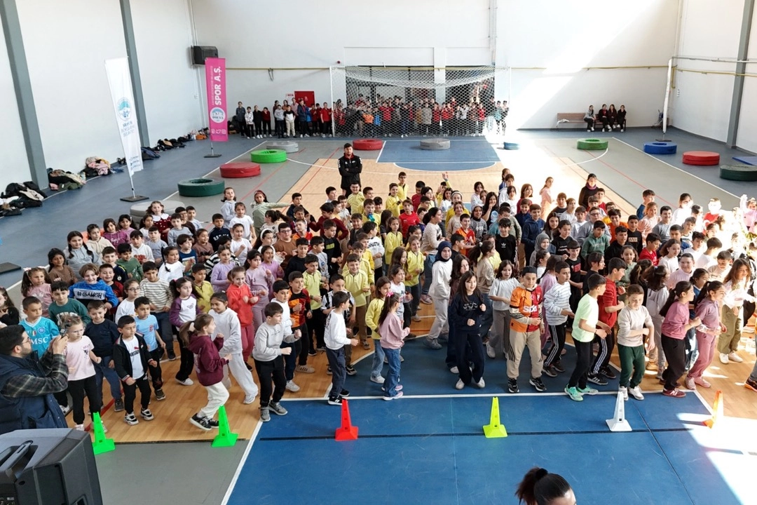 Kayseri Büyükşehir Develili öğrencileri sporla bir araya geldirdu
