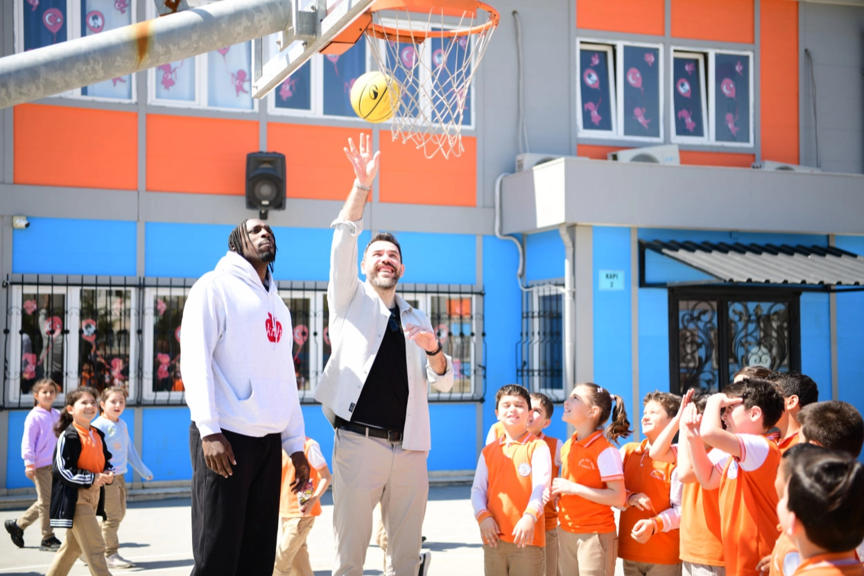 Şampiyon dev adamlar Çayırovalı ilkokul öğrencileriyle bir araya geldi