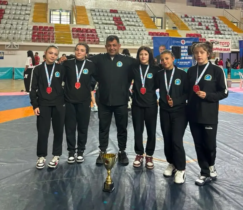 Afyonlu Güreşçiler Sivas’tan Madalyalarla Döndü