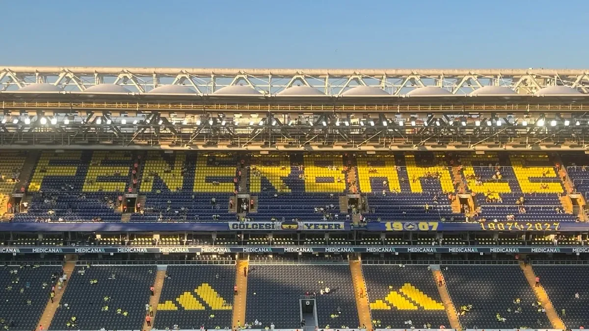 Fenerbahçe Şükrü Saracoğlu Stadyumu’nda Tribün Renkleri Değişti