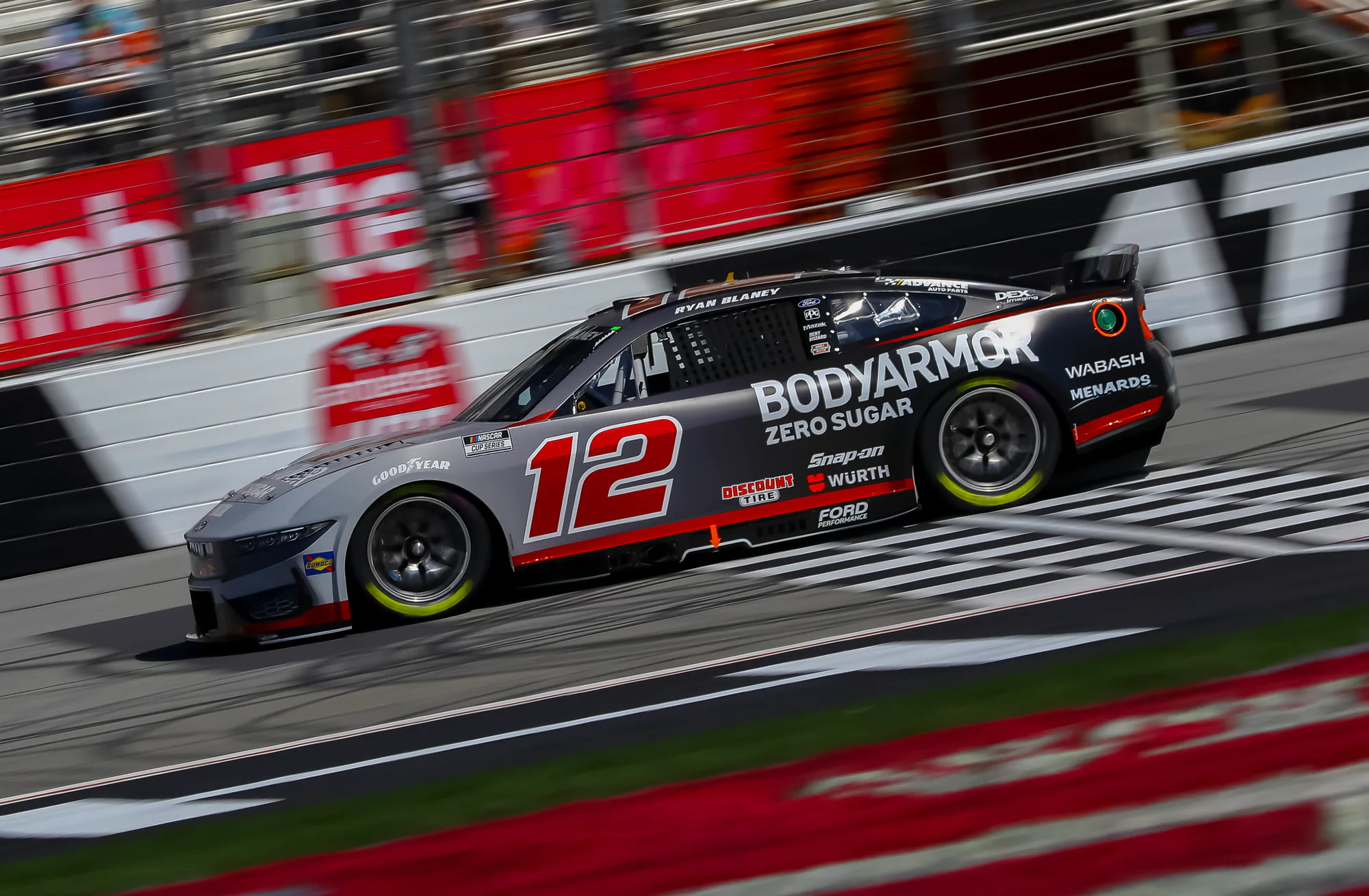 Ryan Blaney’den Atlanta’da Dominant Zafer: Şimşekler Yarışı Durdurdu