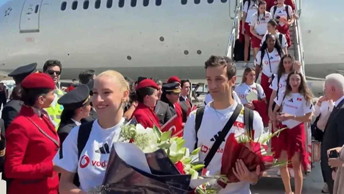 Şampiyon Filenin Sultanları İstanbul’da: Milletler Ligi Kupası Yurda Döndü